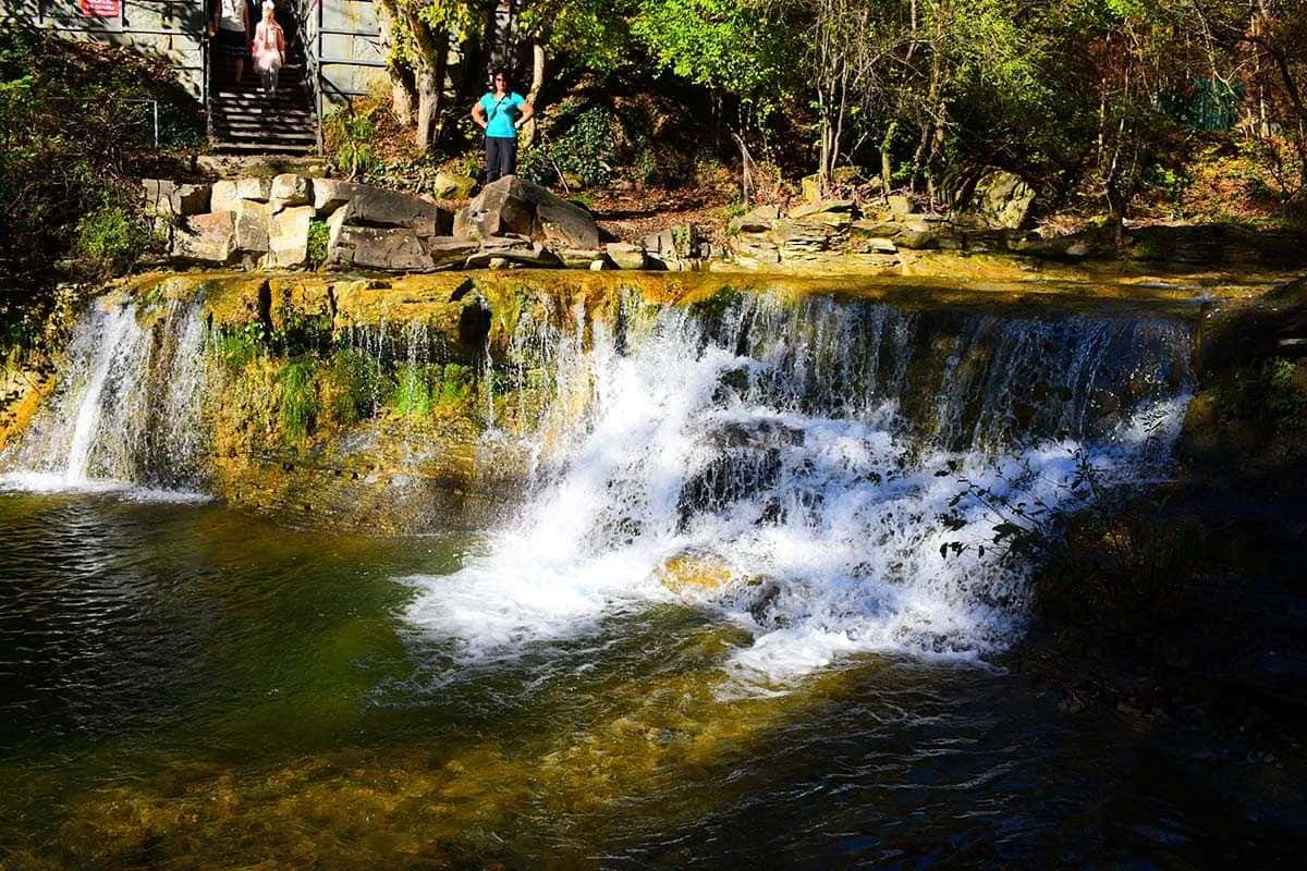 Водопад и каменная купель у родника на маршруте джип-тура из Кабардинки