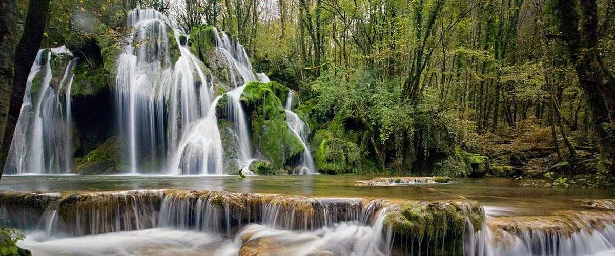 Джиппинг на Пшадские водопады из Дивноморского: УАЗ в русле реки
