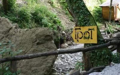 Купание в чаше водопада Куаго