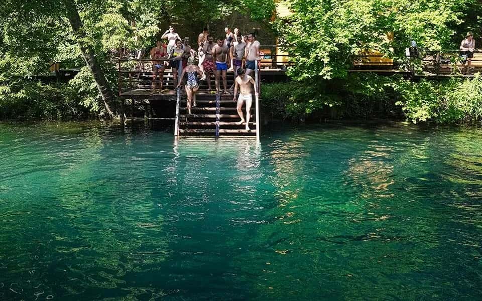 Горное озеро и лес на маршруте — рядом Дерево желаний
